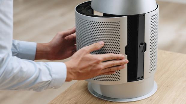 Dış filtre kapağı kaldırılan Dyson Purifier Hot+CoolTM Gen1 hava temizleyici.