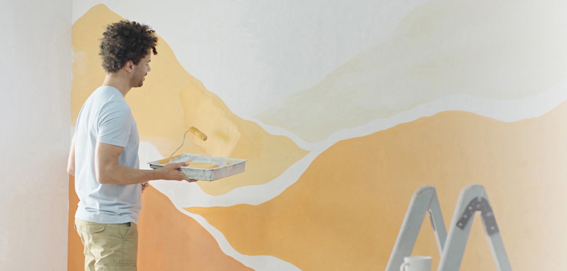شخصٌ يقوم بطلاء حائط.