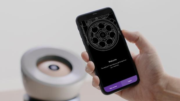 أحد المالكين بينما يَستخدم تطبيق MyDyson