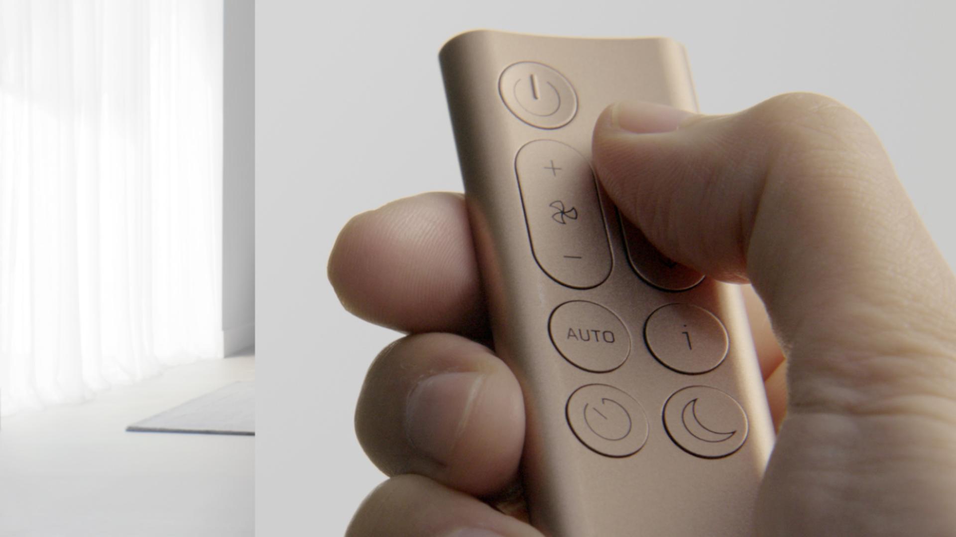 أحد المالكين بينما يَستخدم وحدة التحكم عن بُعد للتحكم بتدفق الهواء