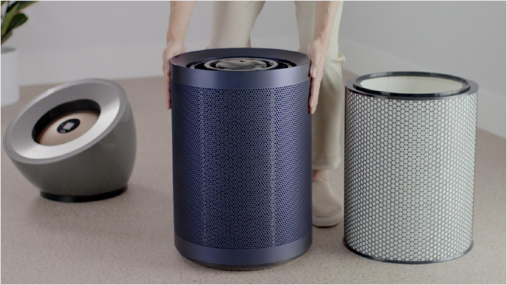 فيديو لأحد المالكين بينما يقوم باستبدال فلتر HEPA لجهازه