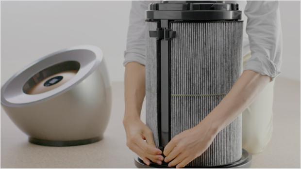 فلتر K-Carbon بينما يتم استبداله في جهاز Dyson Purifier Big+Quiet Formaldehyde