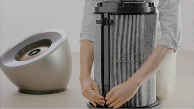 فلتر K-Carbon بينما يتم استبداله في جهاز Dyson Purifier Big+Quiet Formaldehyde