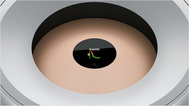 Sisse suumitud, et näidata Dysoni suure ja vaikse formaldehüüdi õhupuhasti LCD-ekraani.