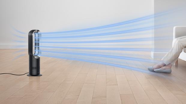 더운 날 집 안으로 시원한 바람을 분사하고 있는 제품의 모습