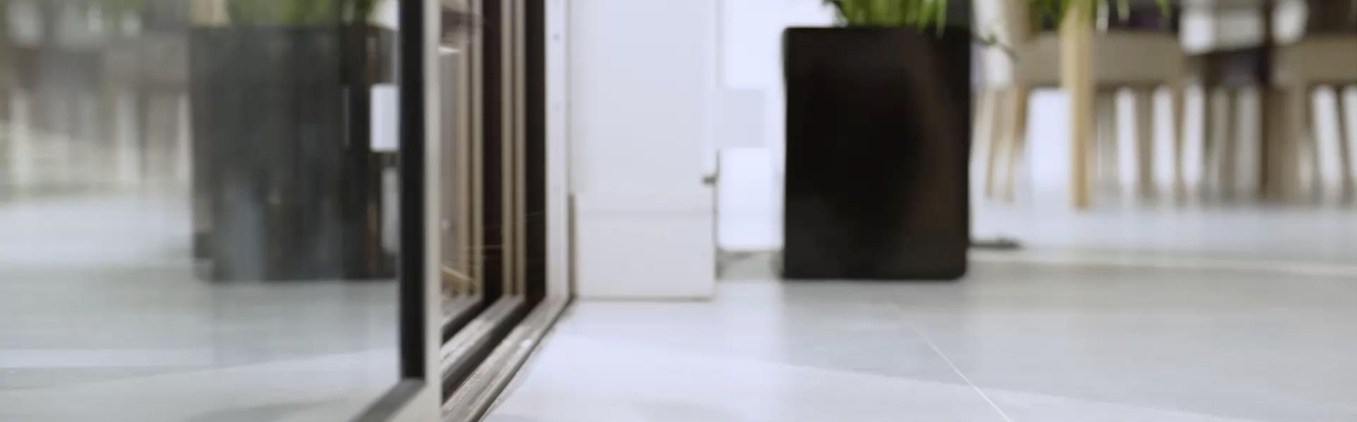 Kietųjų grindų dangų valymo tirpalas „Dyson 02 Probiotic“ įpilamas į matavimo indą.