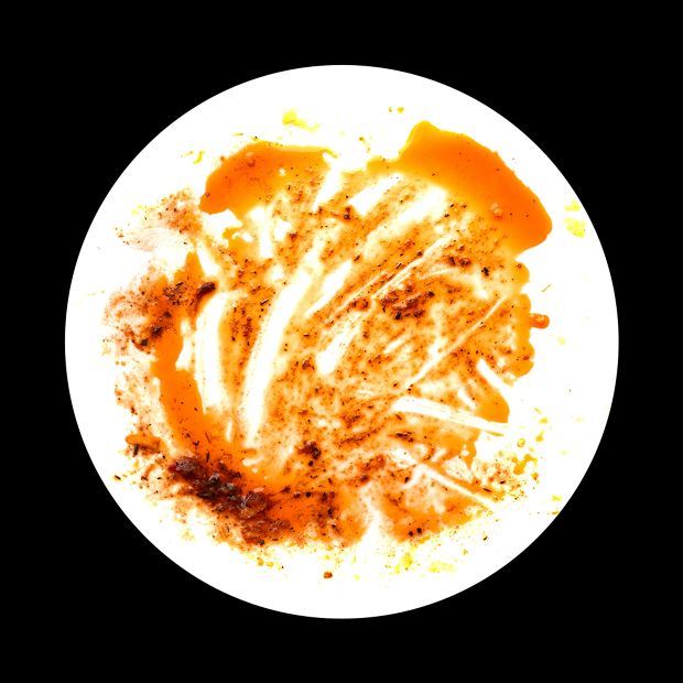 Po maisto gaminimo išsilieję riebalai ir aliejus.