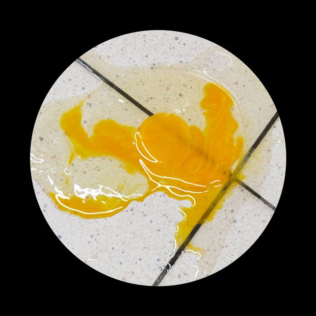 Išsiliejęs kiaušinio trynys ant plytelių dangos.