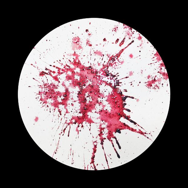 Ant paviršiaus išsiliejusios raudonos vaisių sultys.