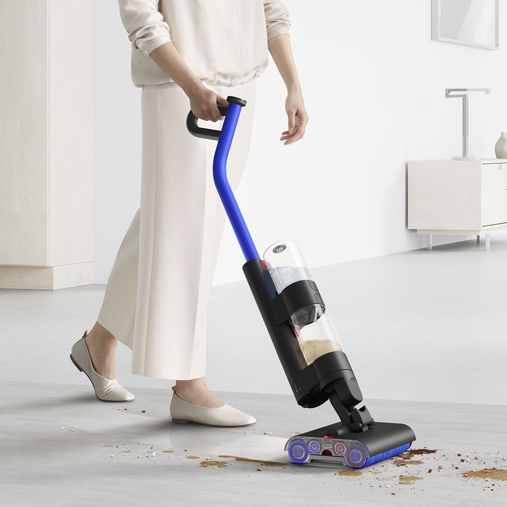 Dyson Wash G1 mitrās tīrīšanas ierīce un Dyson bezvadu putekļu sūcējs ar Submarine mitrās tīrīšanas rullīša uzgali. 