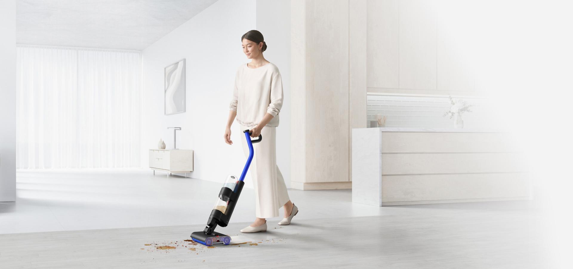 مكنسة التنظيف الرطب Dyson WashG1 بينما تترك أثراً نظيفاً على أرضية حمام