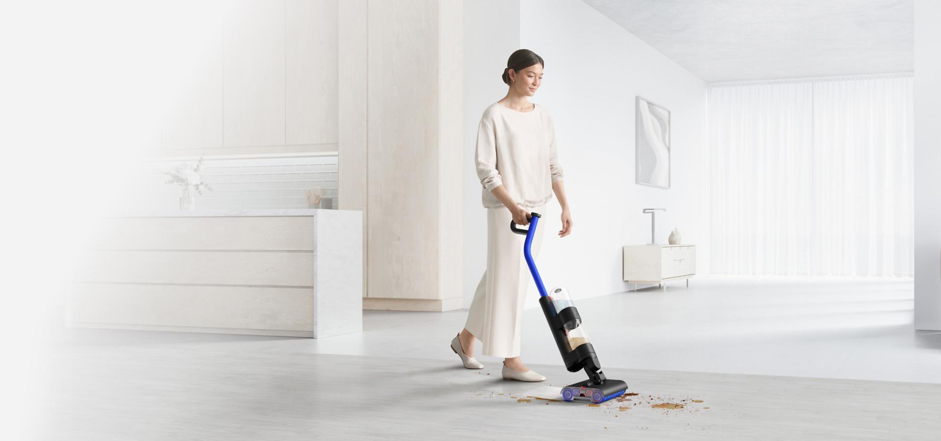 Vysavač na mokré vysávání Dyson WashG1 zanechává čistou plochu na podlaze v koupelně