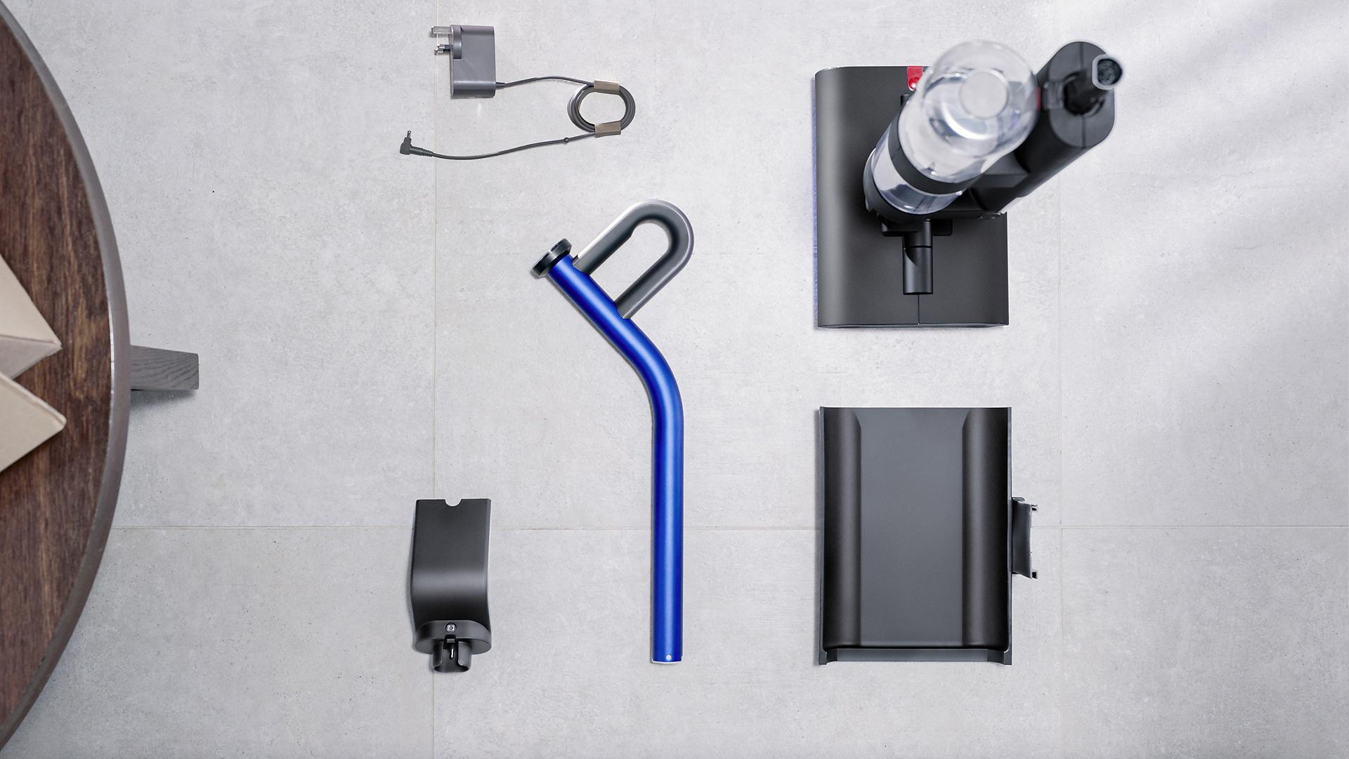 Pohled shora na vysavač na mokré vysávání Dyson WashG1™ vybalený z krabice po částech, připravený k montáži