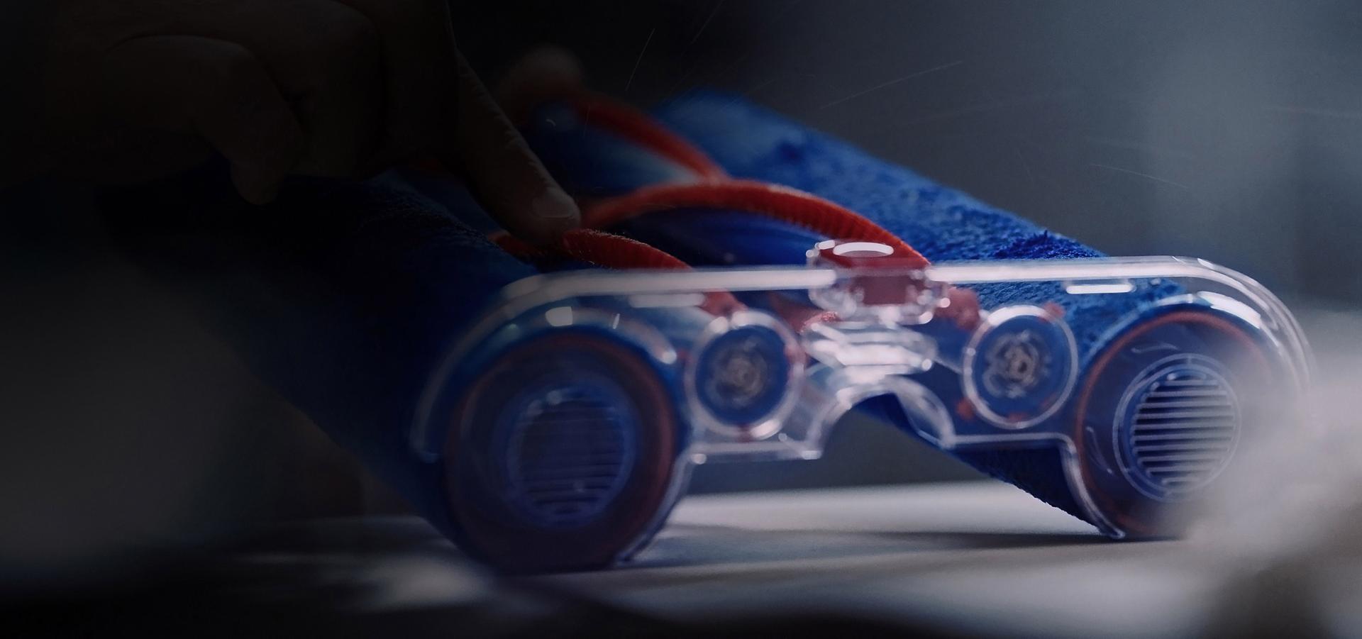 Detailní záběr konstruktéra společnosti Dyson testujícího sekundární válečky Dyson WashG1