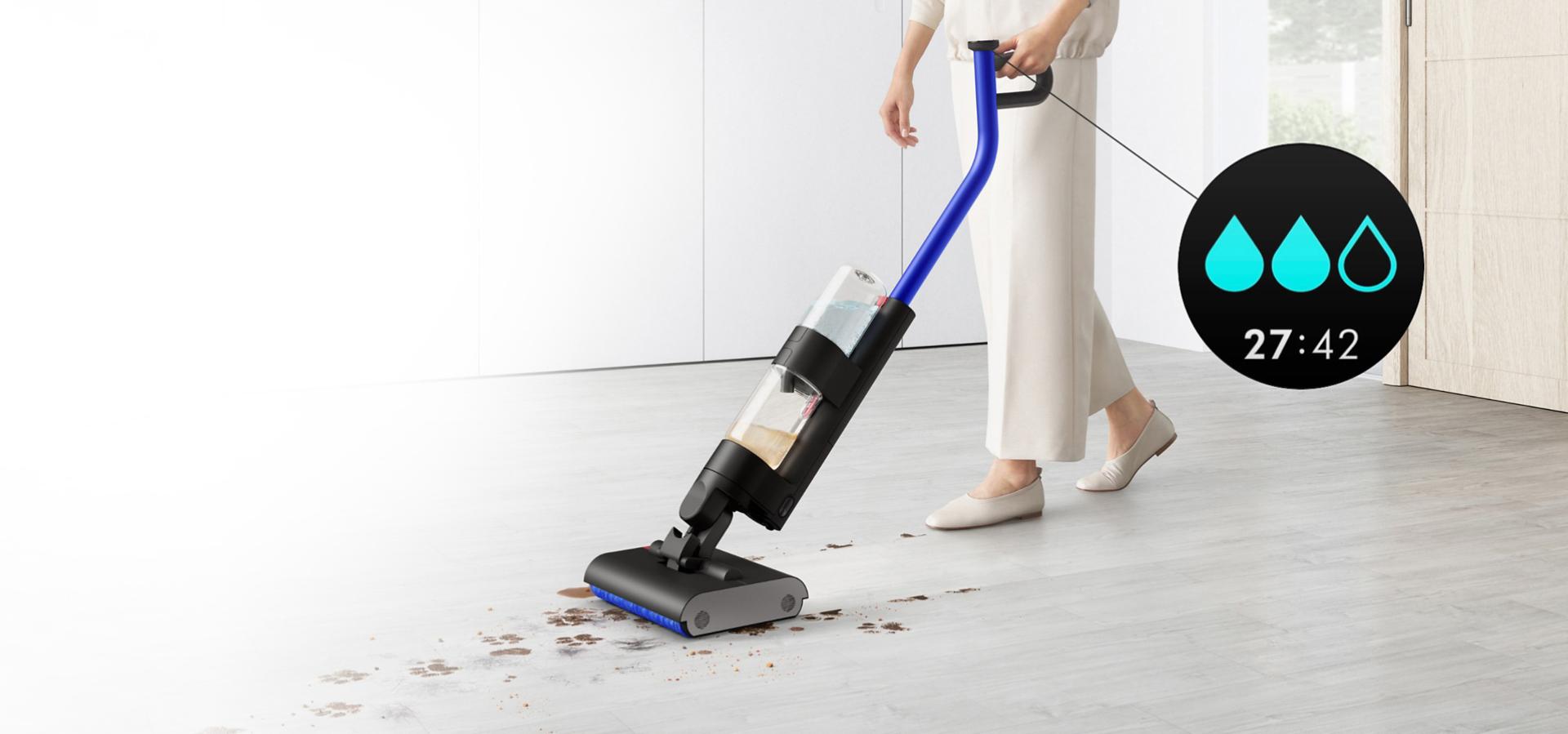 Uživatel vytírá tvrdou podlahu v obytném prostoru a kapičky vody na LCD displeji indikují úroveň zvlhčování jedna