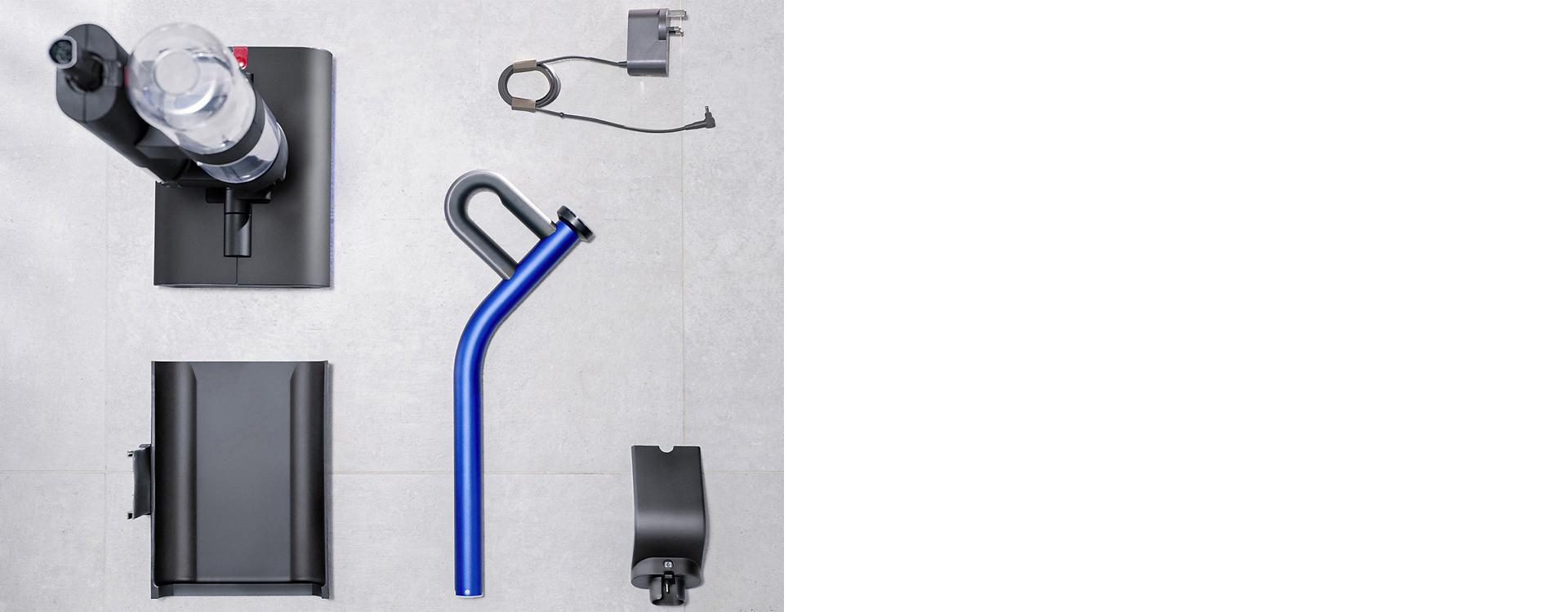 مشهد علوي لمكنسة التنظيف الرطب Dyson WashG1™ بعد إخراج أجزائها من العبوة وفي وضعية جاهزة للتجميع