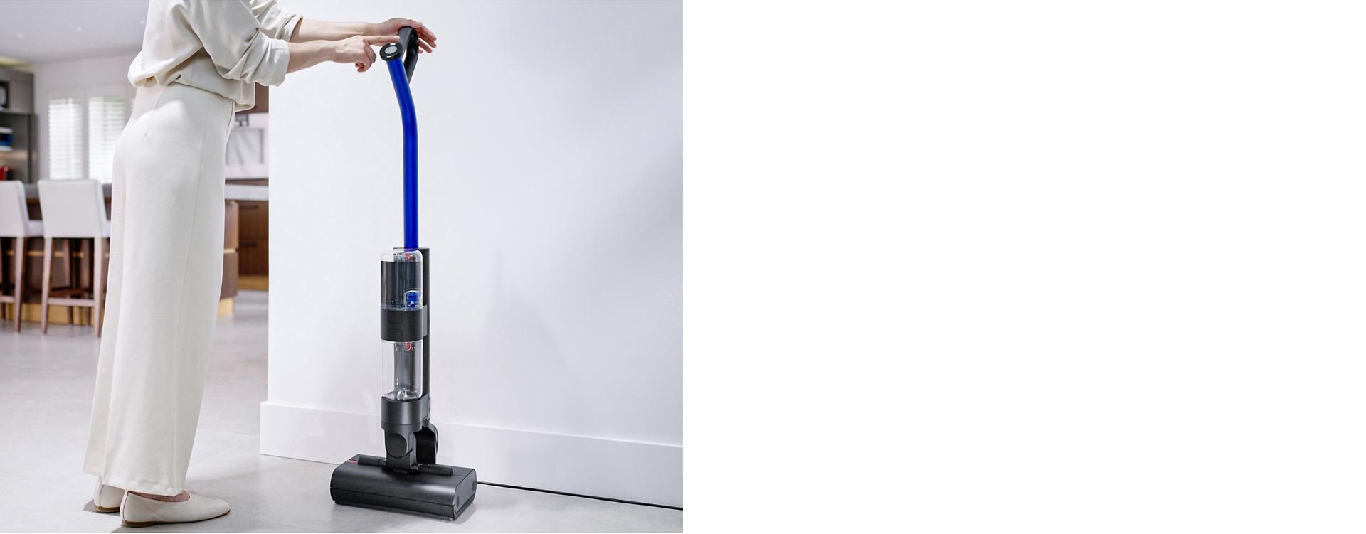 Naudotojas pasirenka savaiminio valymo ciklą, kai prietaisas pastatytas įkrovimo stotelėje.