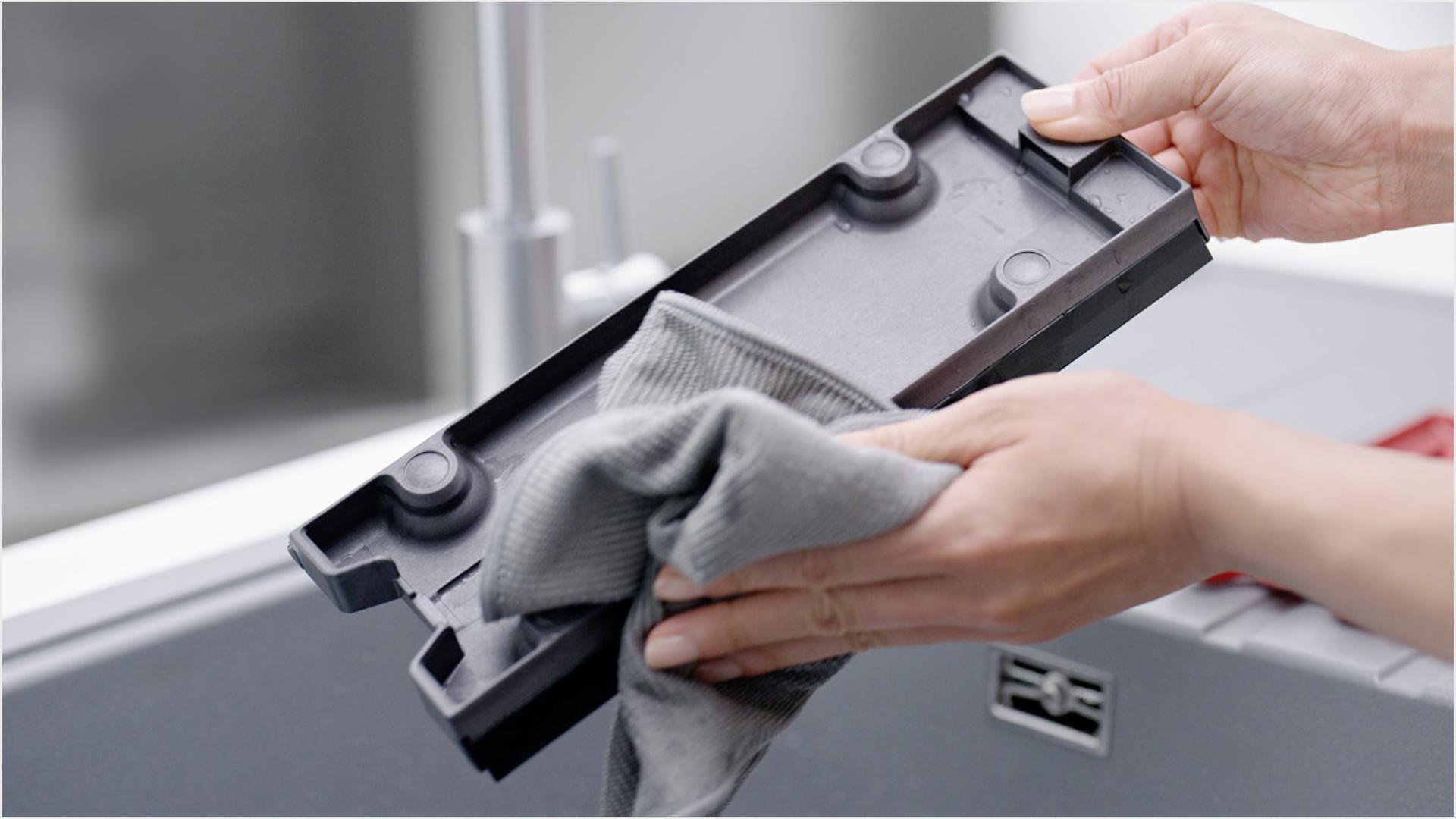 Išorinis šiukšlių dėklo korpusas paliktas džiūti