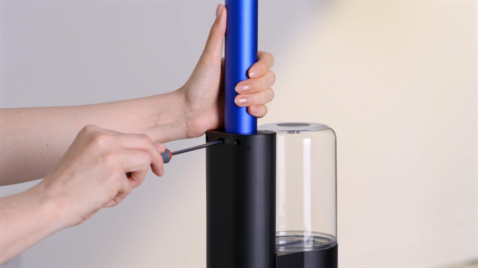 Naudotojas atsuka vamzdžio formos rankeną