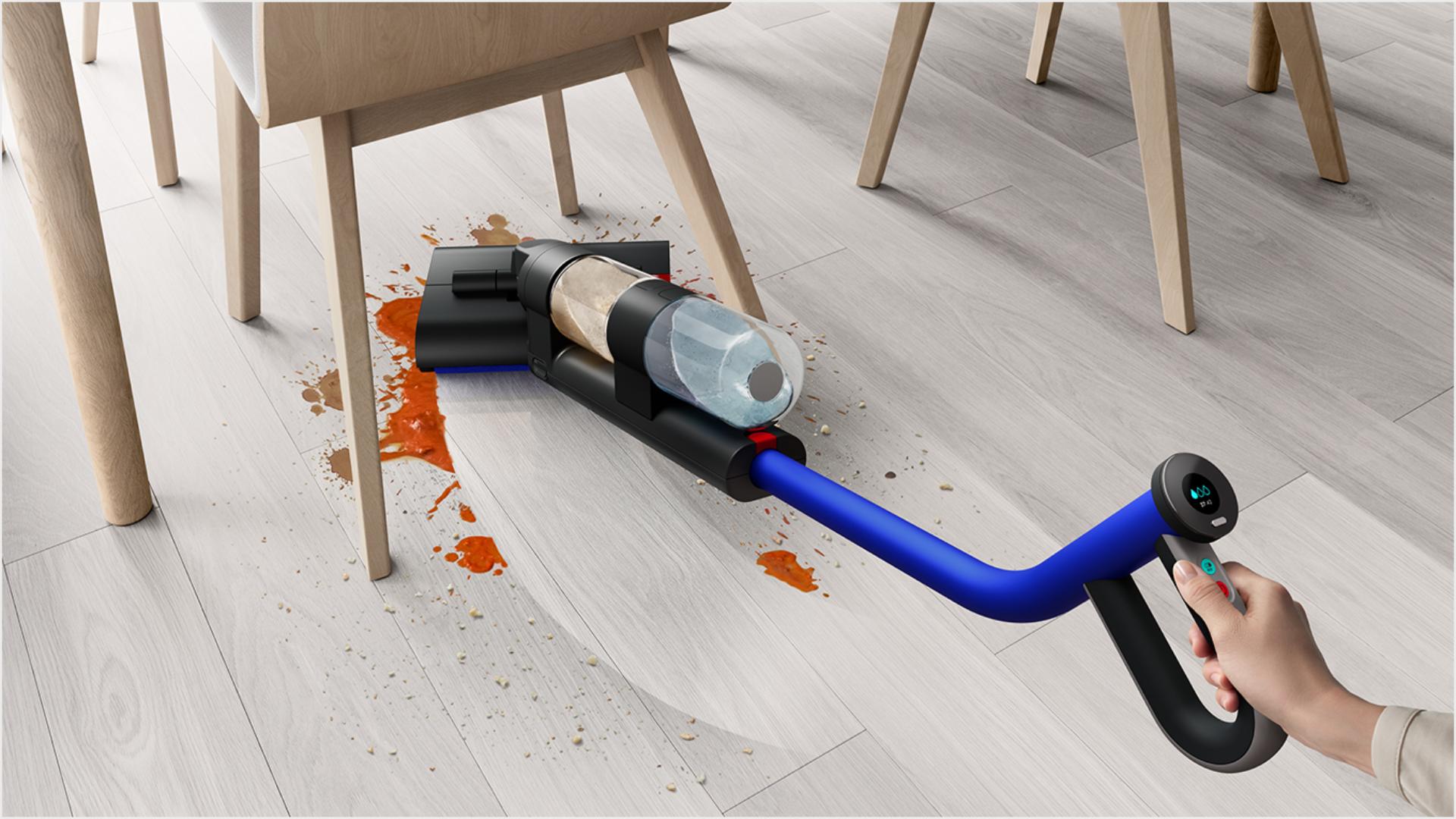 ה-Dyson WashG1 מנקה שאריות מזון מתחת לשולחן אוכל