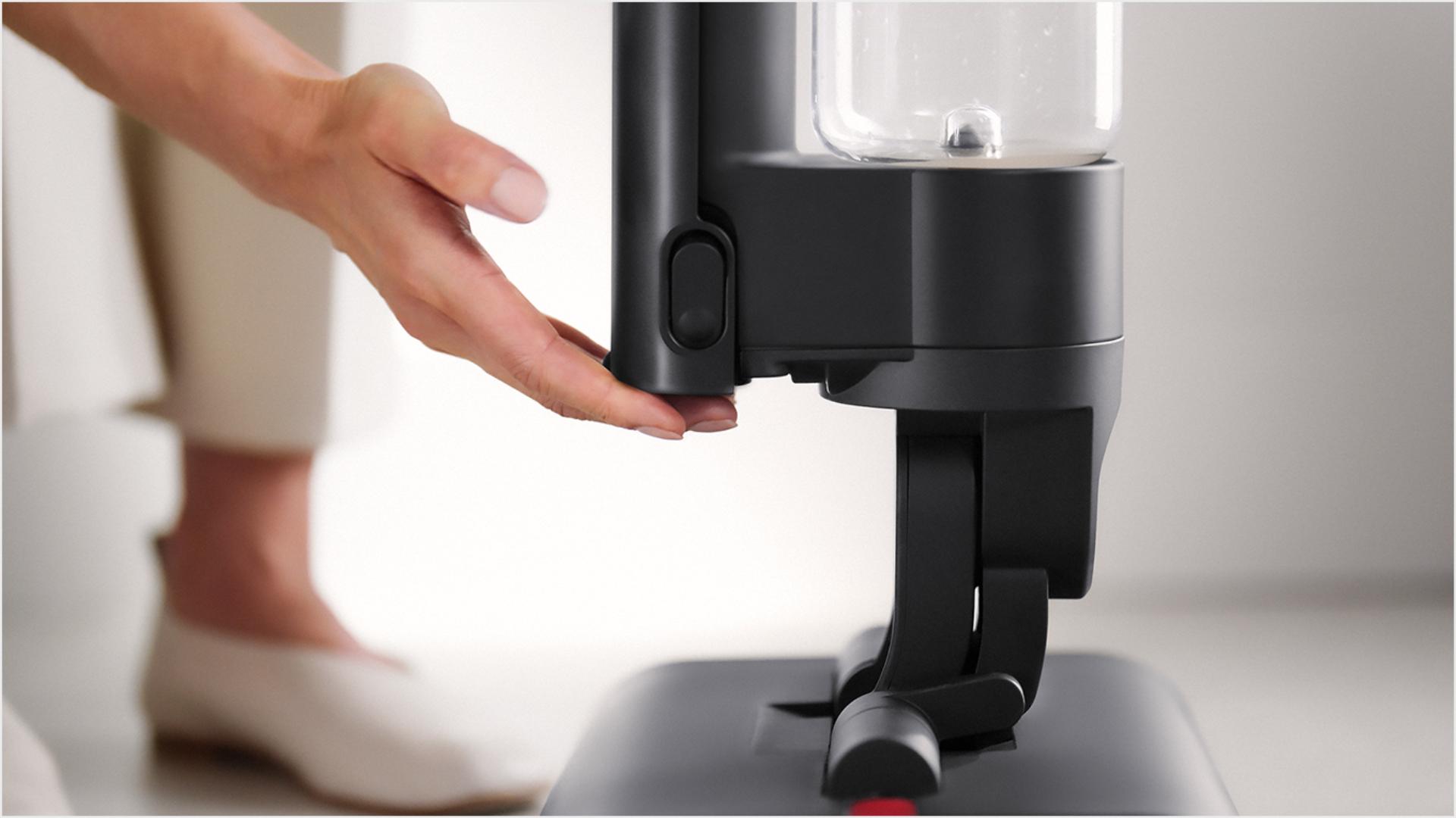 ידיו של המשתמש מחברות סוללה נשלפת