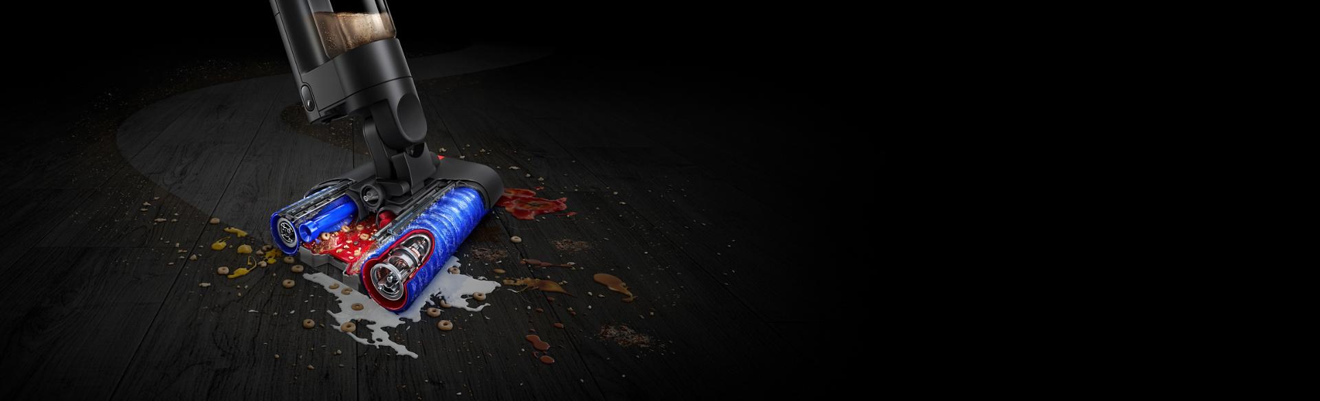 مكنسة Dyson WashG1 بينما تُنظِّف المخلفات والانسكابات على أرضية صلبة