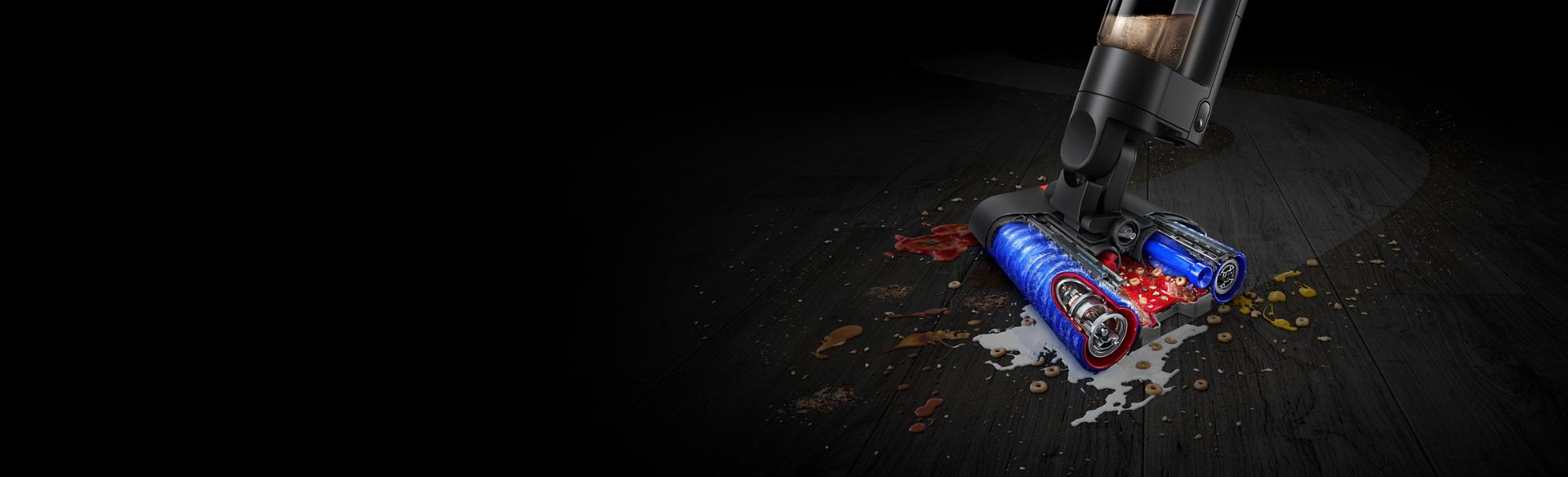 La aspiradora Dyson WashG1 limpiando residuos y derrames en un piso duro