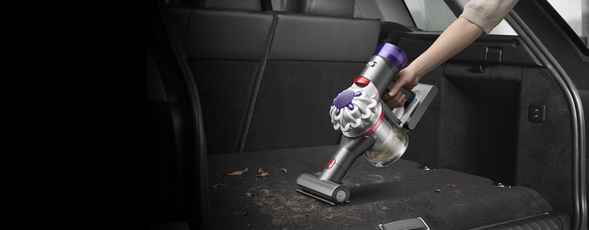 Dyson Car+Boat rokas putekļu sūcējs ar motorizēto miniuzgali tiek izmantots, lai notīrītu lolojumdzīvnieku spalvas un citus gružus no automašīnas salona paklāja.