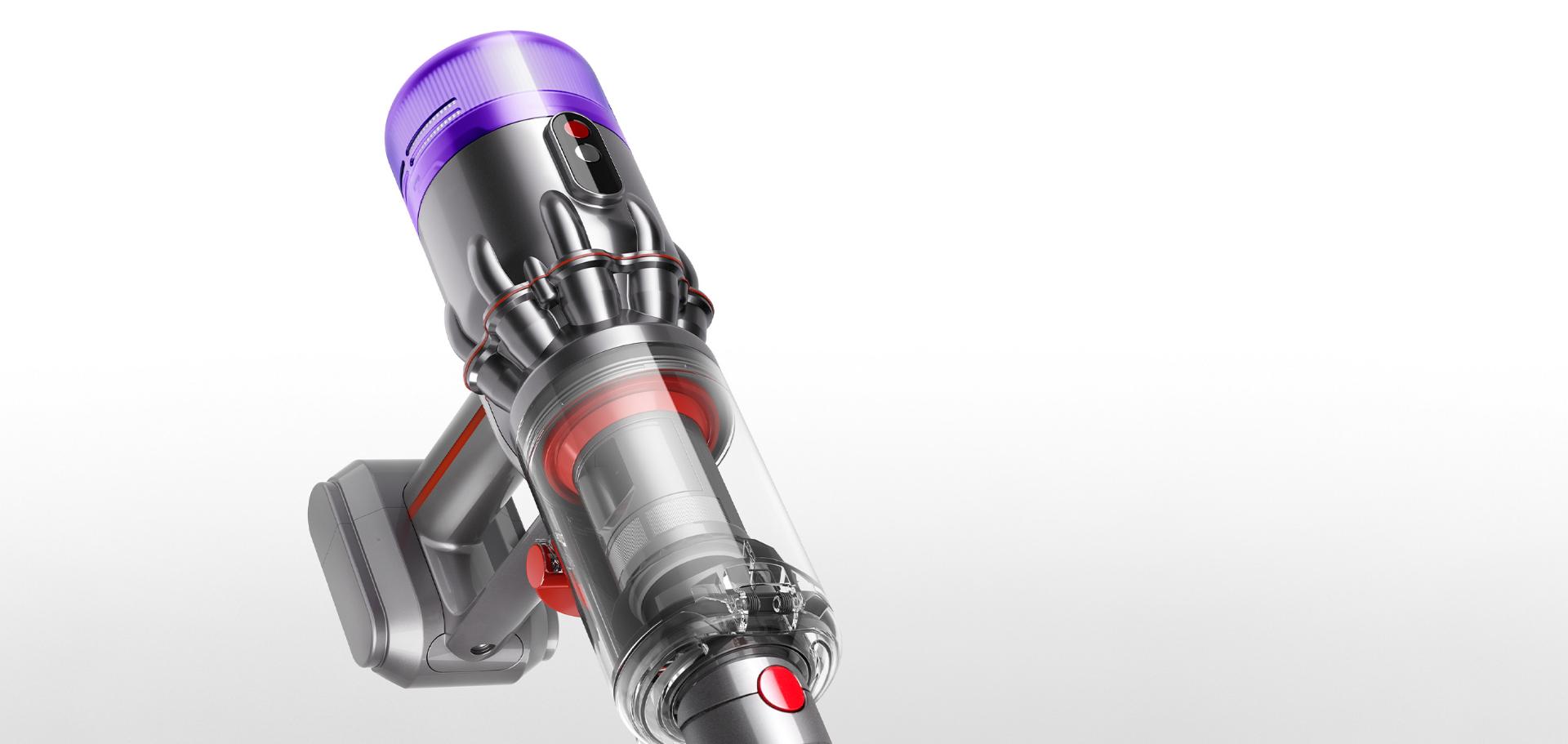 المكنسة المحمولة Dyson Humdinger أثناء استخدامها في تنظيف المخلفات من على مقعد سيارة.