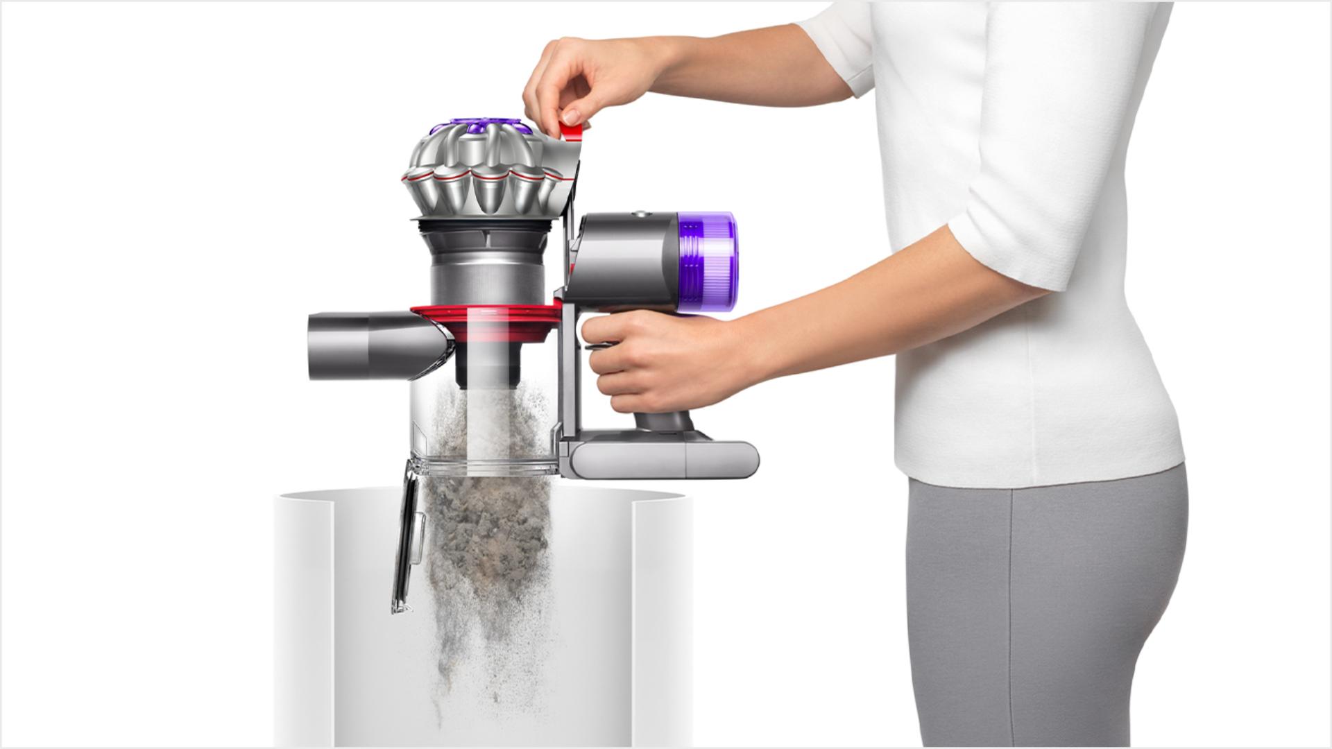 用家將Dyson V8 Focus的集塵筒清空至垃圾桶。
