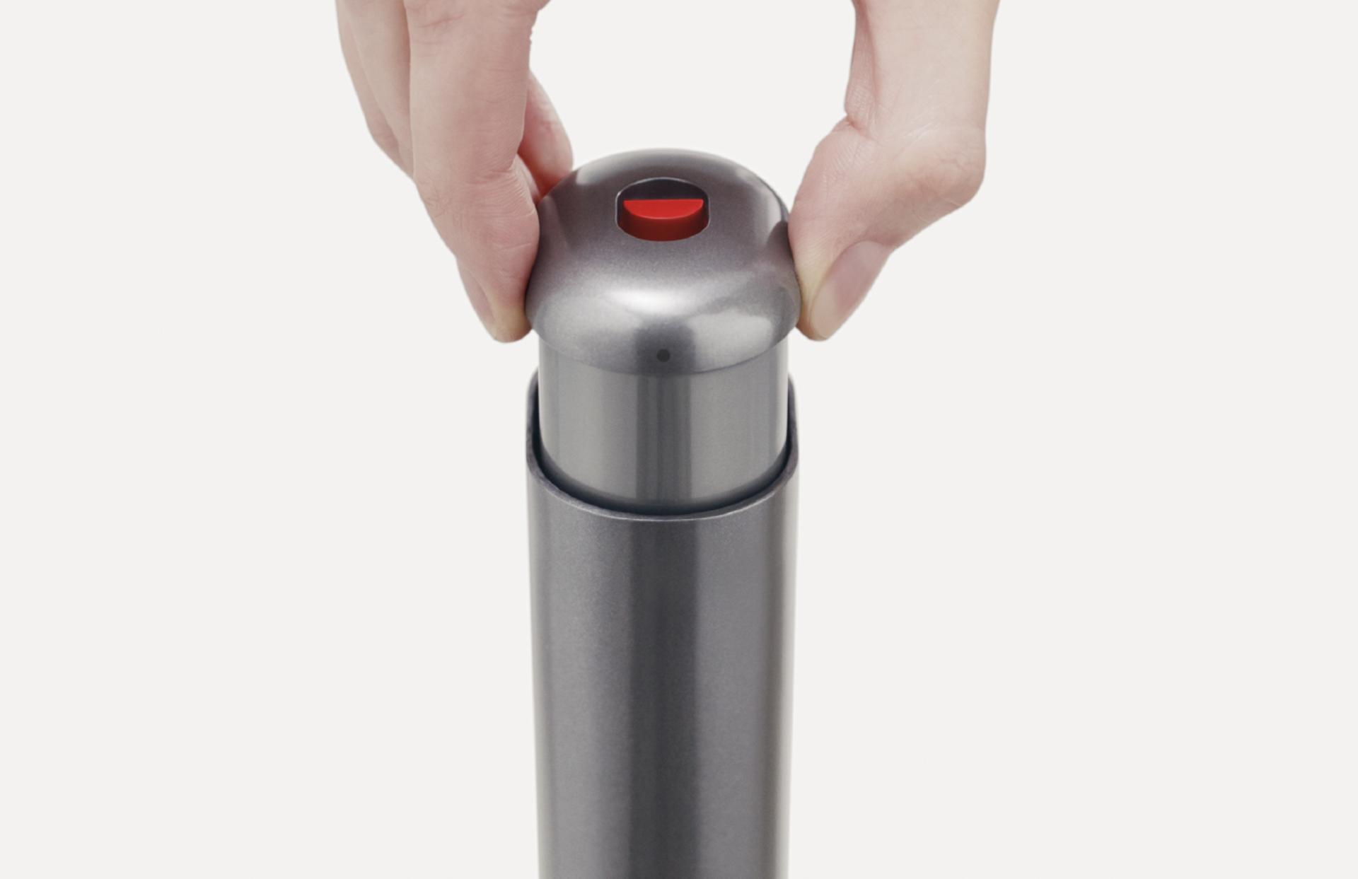 Máy hút bụi không dây Dyson Omni-glide 24 Battery being removed from vacuum handle.