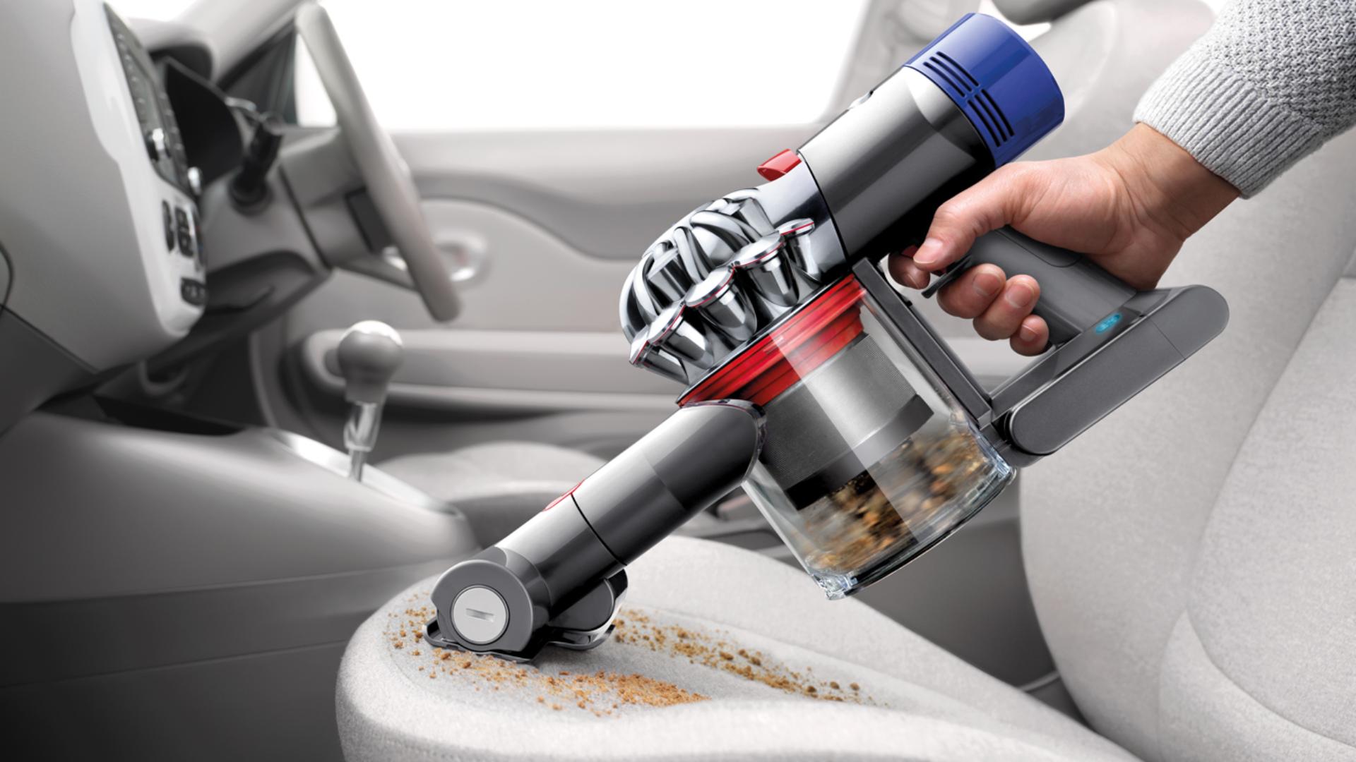Dyson V7 手提吸塵機清理車廂內部