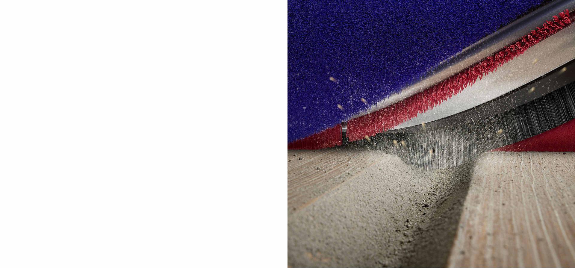 Dyson 360 VisNav™ 的防靜電碳纖維刷毛從縫隙間吸除灰塵的特寫圖