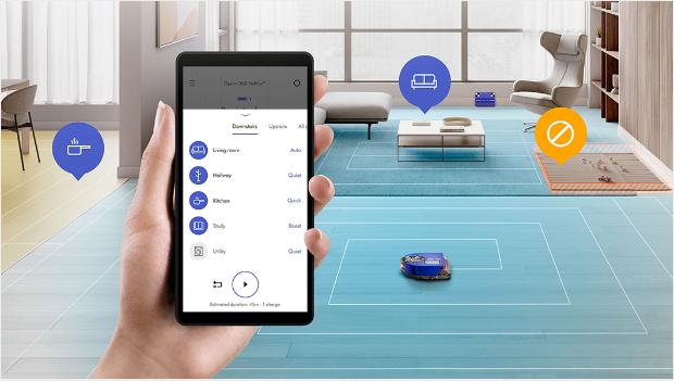 Bir oturma odasında çevresini analiz eden robot süpürgenin görsel canlandırması ve MyDyson uygulamasında farklı odaları gösteren bir uygulama ekranı.