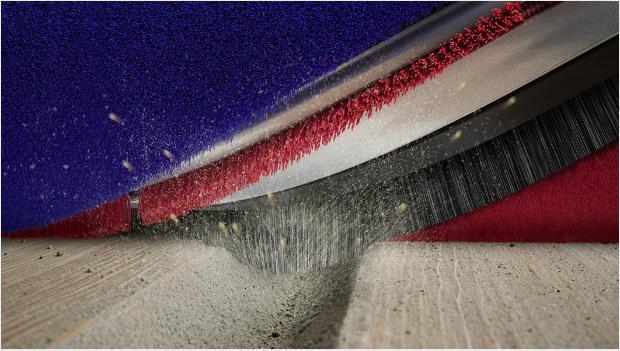 Dyson 360 Vis Nav robot süpürgenin silindir fırçasının yakından görünümü.