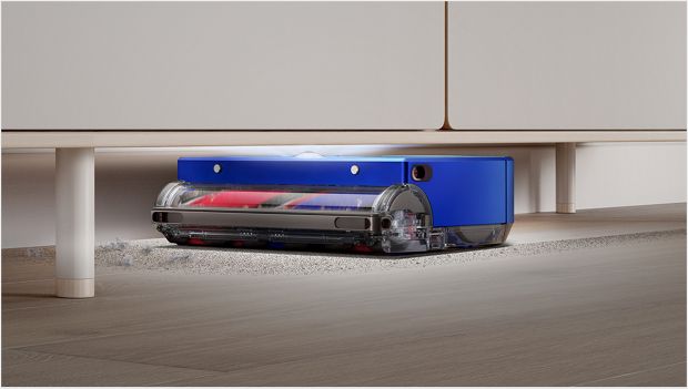 تستخدم Dyson 360 Vis Nav شكلها المنخفض وحلقة الإضاءة LED للتنظيف أسفل الأثاث