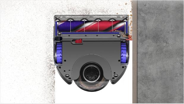 منظر سفلي لروبوت Dyson 360 Vis Nav، يُظهر شريط الفرشاة