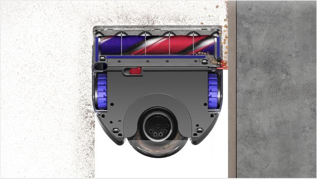 منظر سفلي لروبوت Dyson 360 Vis Nav، يُظهر شريط الفرشاة