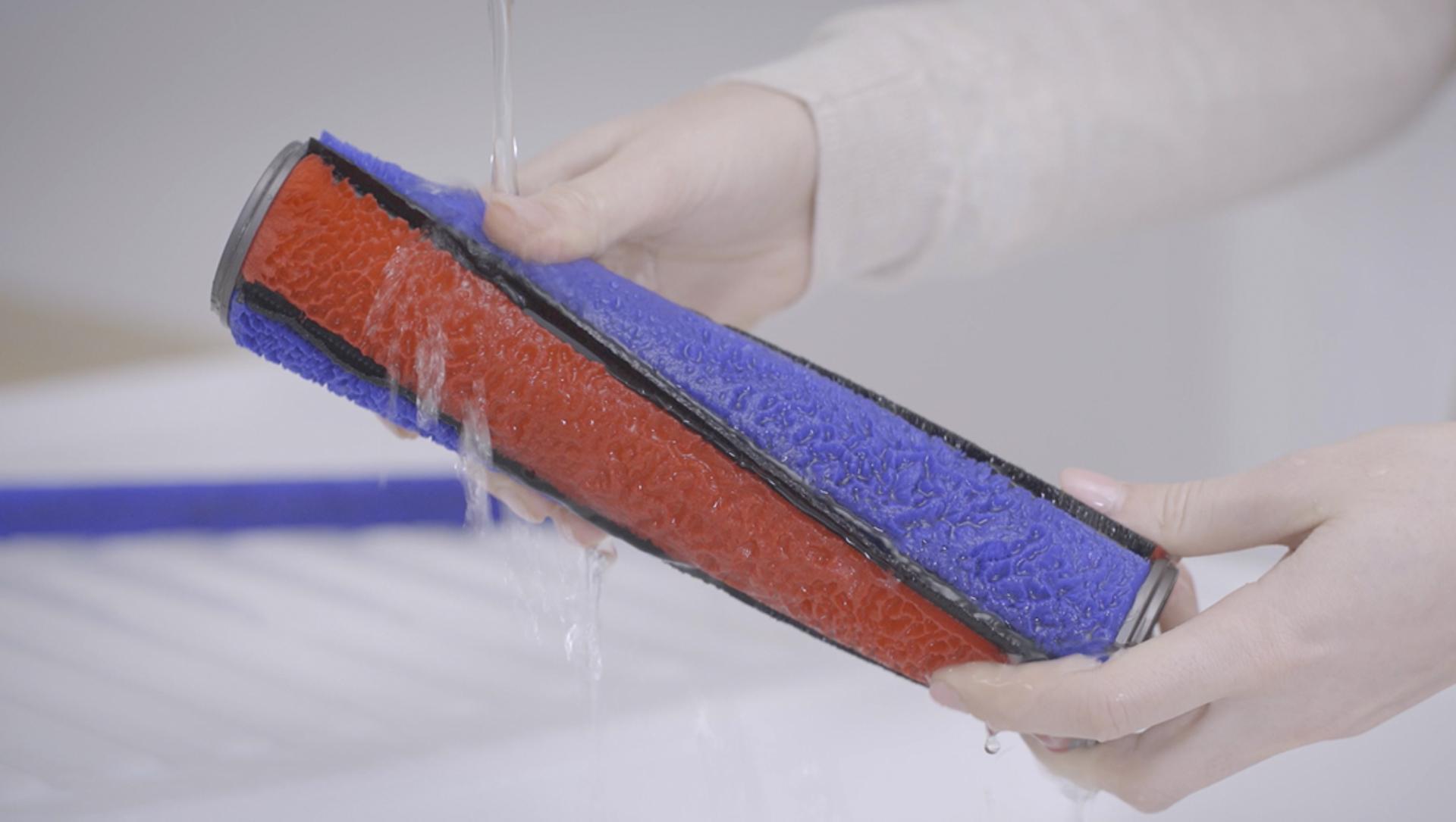 Videó a Dyson V11™ Soft roller tisztítófejének elmosásáról 