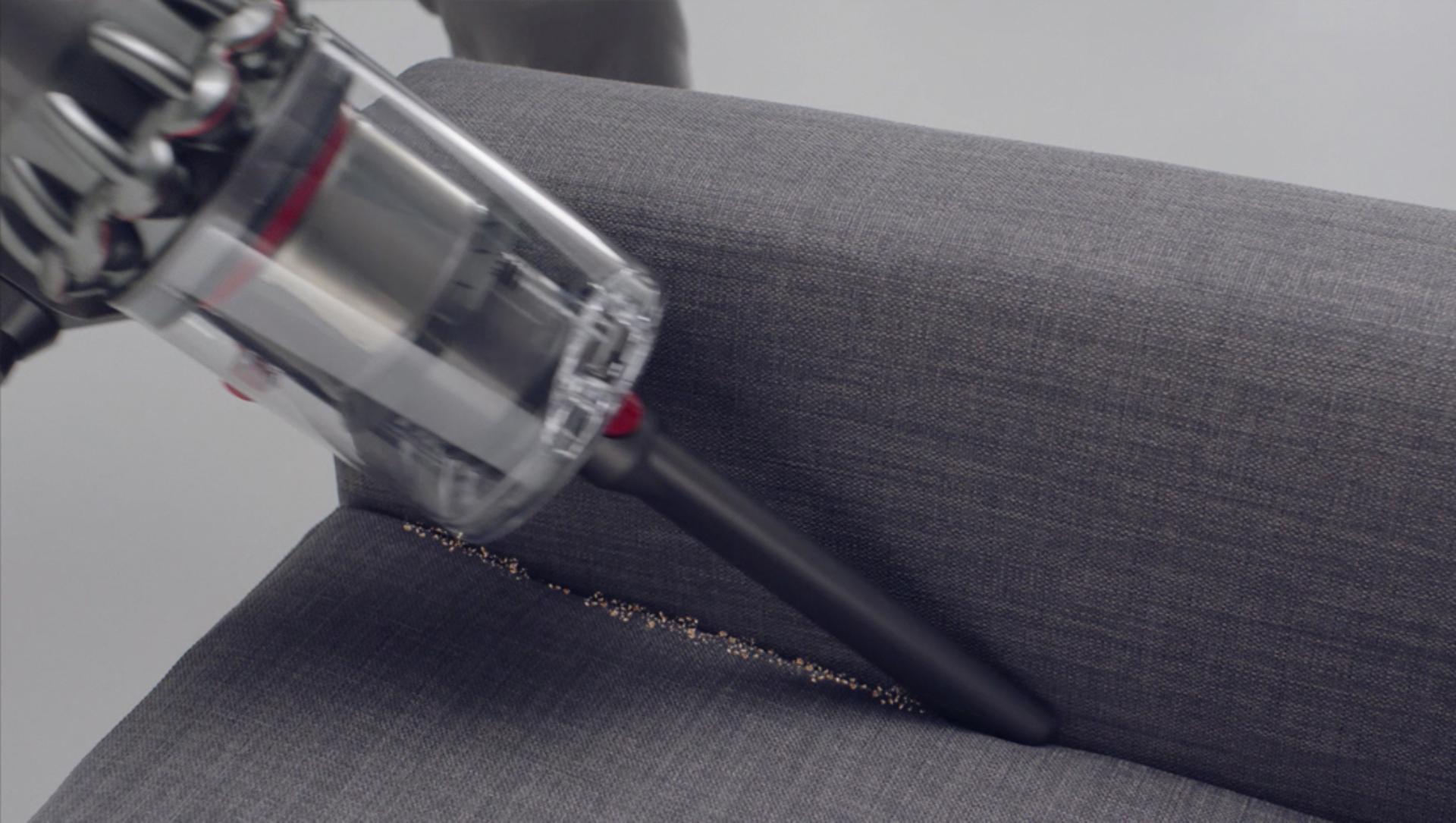 Dyson V11™窄縫清潔吸頭清潔沙發的縫隙