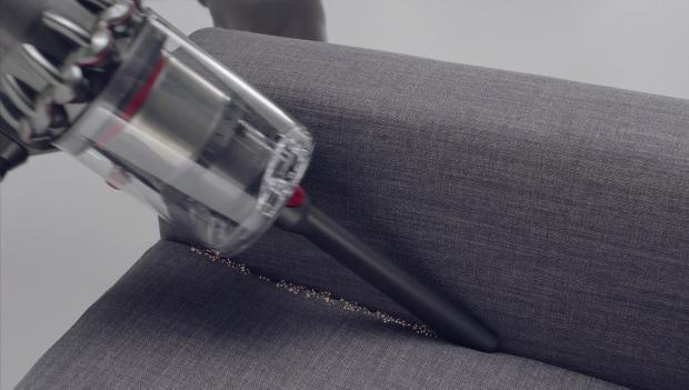 Dyson V11™窄縫清潔吸頭清潔沙發的縫隙