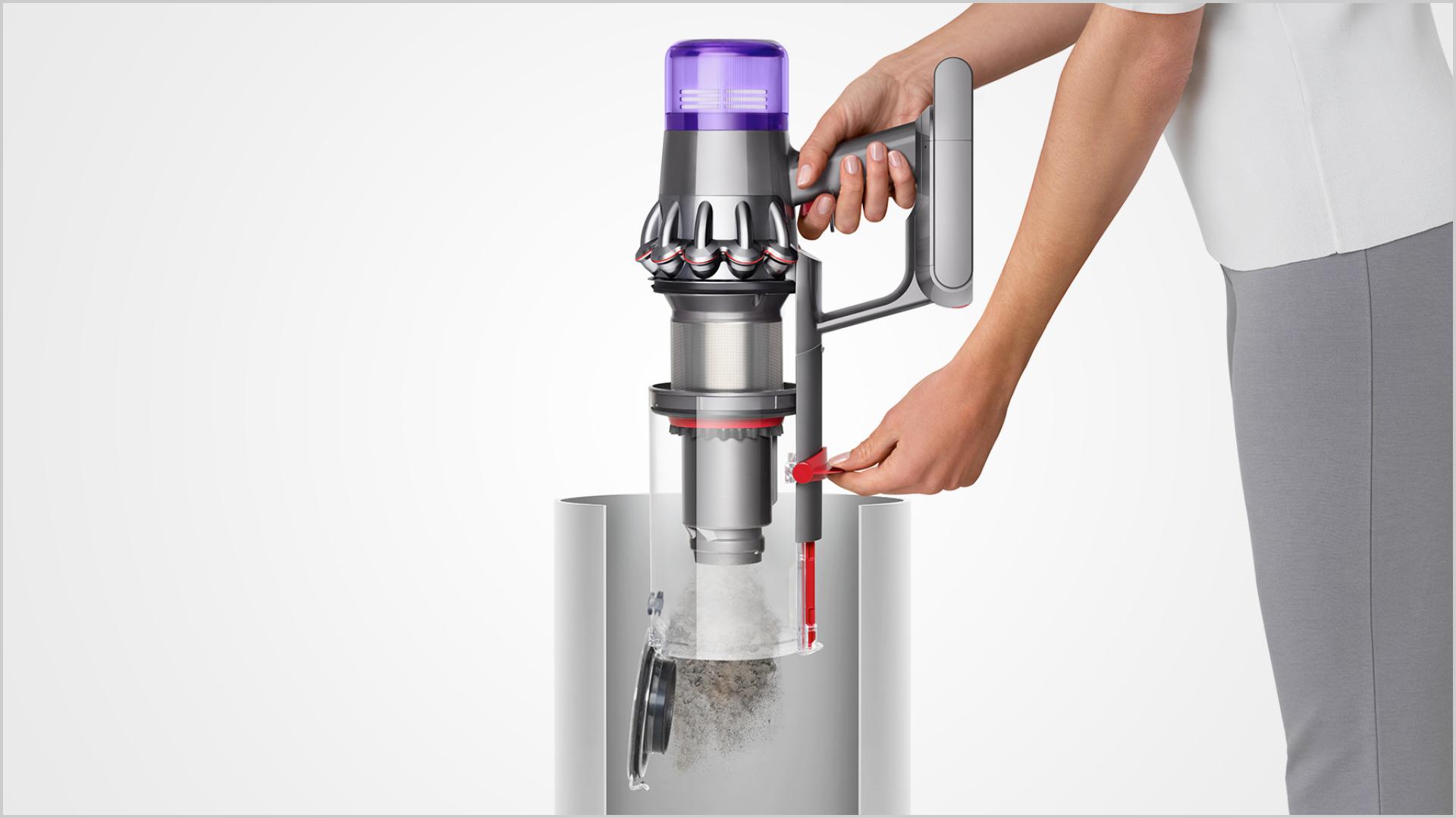 Sieviete, kas iztukšo Dyson V11™ putekļsūcēju atkritumu tvertnē