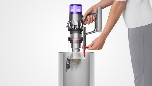 為Dyson V11™吸塵機清空集塵筒的女士