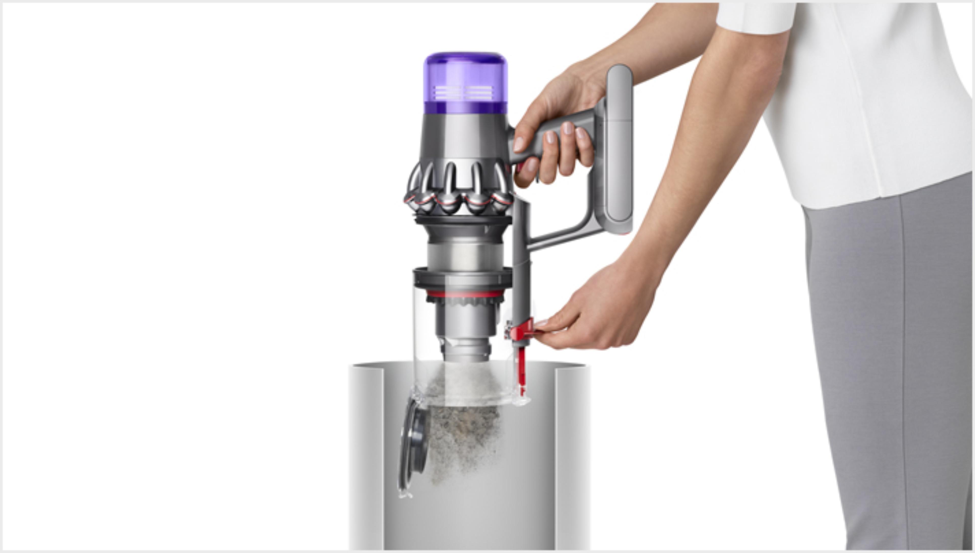 Женщина опорожняет пылесос Dyson V11™ в мусорное ведро