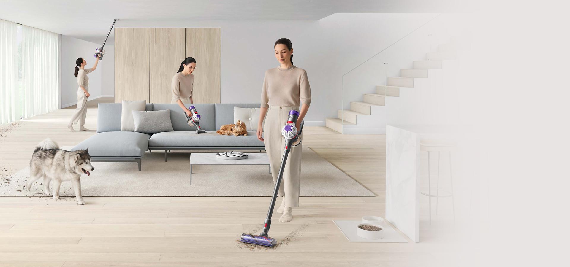 سيدة تَستخدم المكنسة في تنظيف أرجاء منزل به حيوانات أليفة