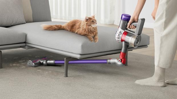 Odkurzacz Dyson V8 sprzątający pod kanapą dzięki końcówce Low Reach