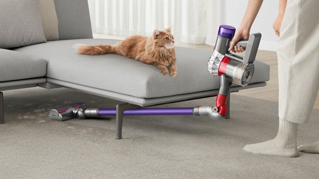 Odkurzacz Dyson V8 sprzątający pod kanapą dzięki końcówce Low Reach