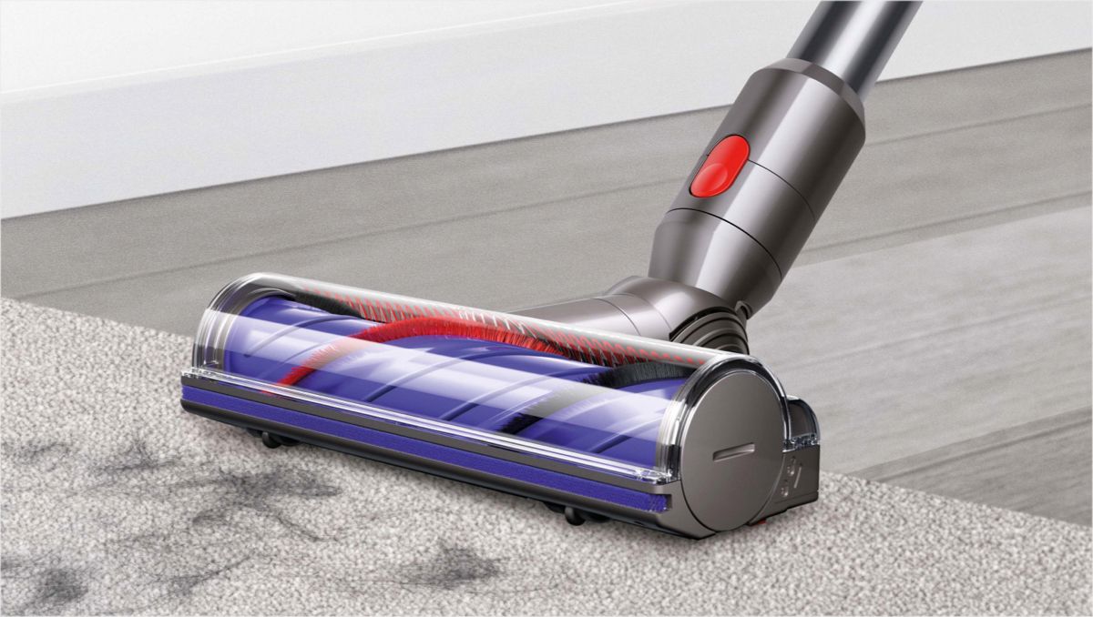 Dyson V10 -imurin torque drive -suulake poimimassa roskia erilaisilta lattiapinnoilta.