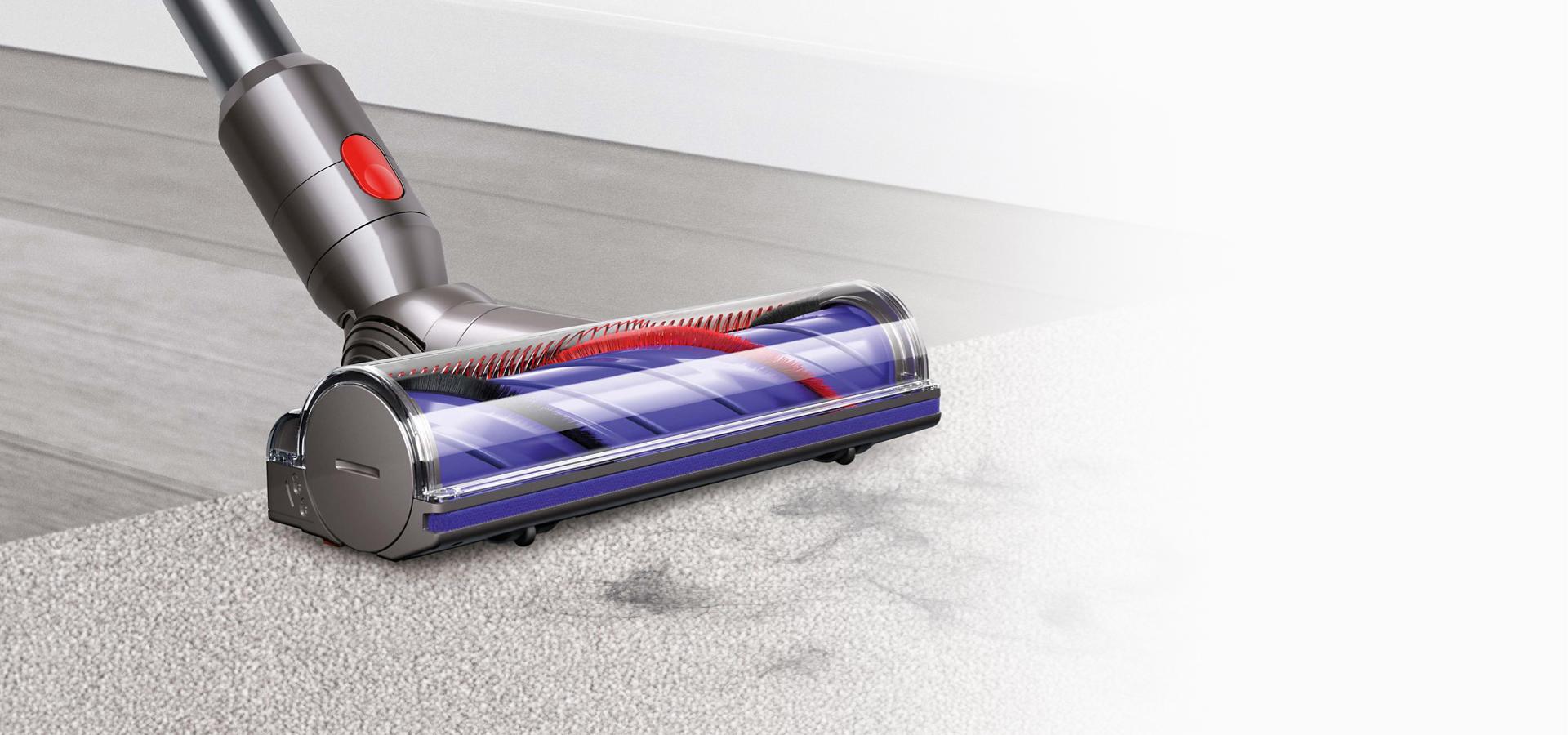 رأس التنظيف Motorbar بينما يقوم بتنظيف الشعر من إحدى الأرضيات