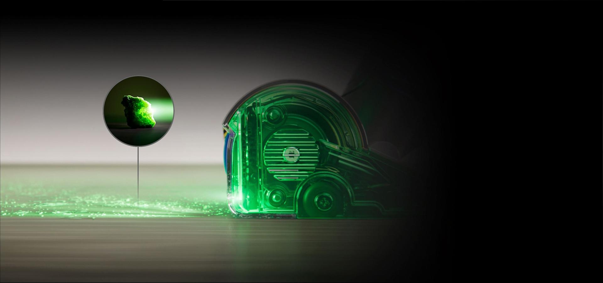 مشهدٌ جانبي للمكنسة مع ضوء فلورسنت أخضر يَخرج من خلال رأس التنظيف إلى الأرضية.